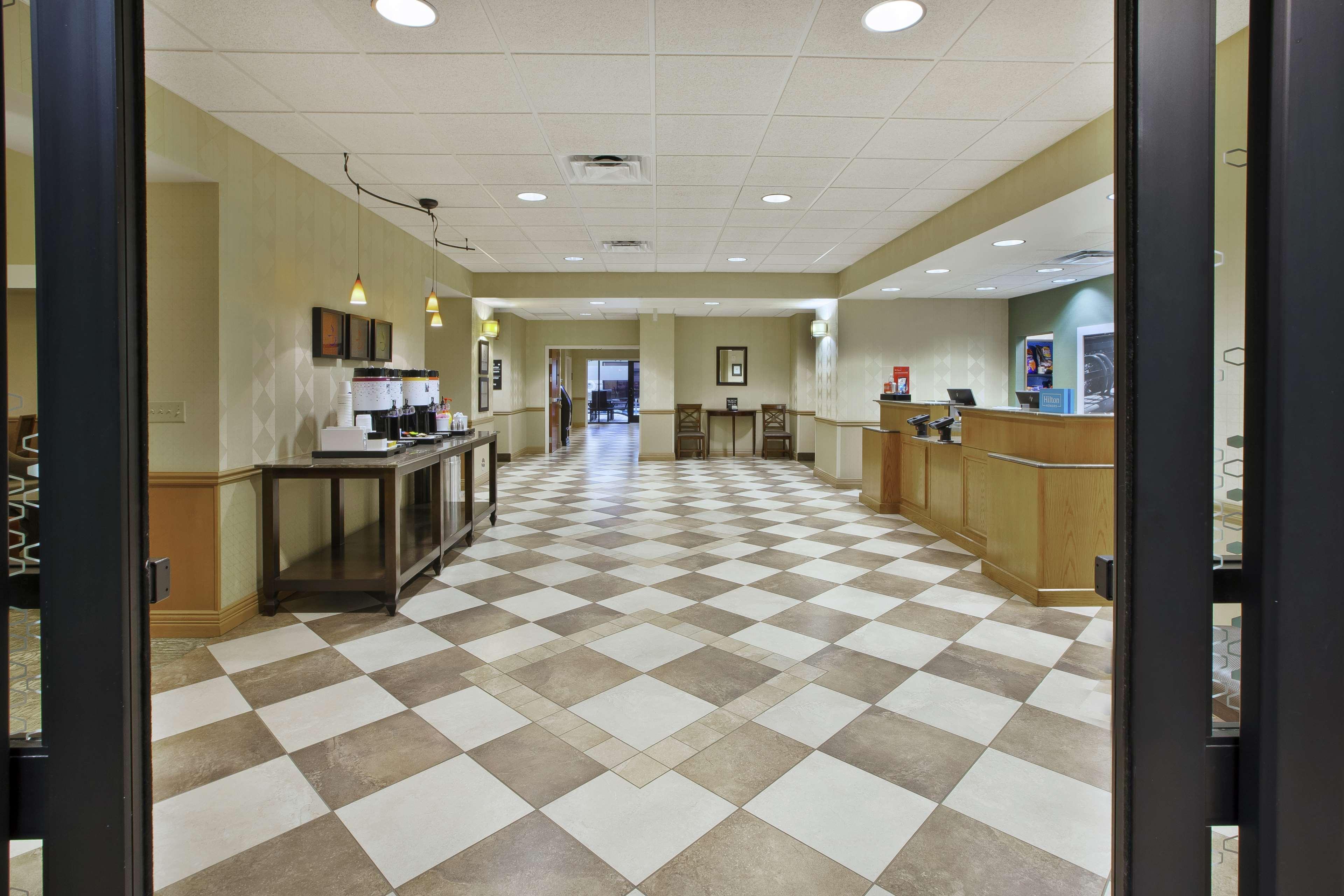 Hampton Inn & Suites Платтсбург Экстерьер фото