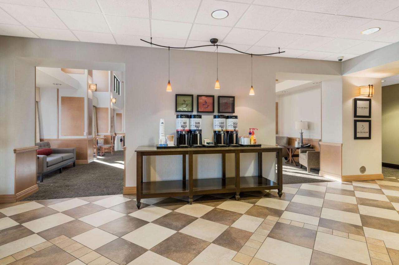 Hampton Inn & Suites Платтсбург Экстерьер фото