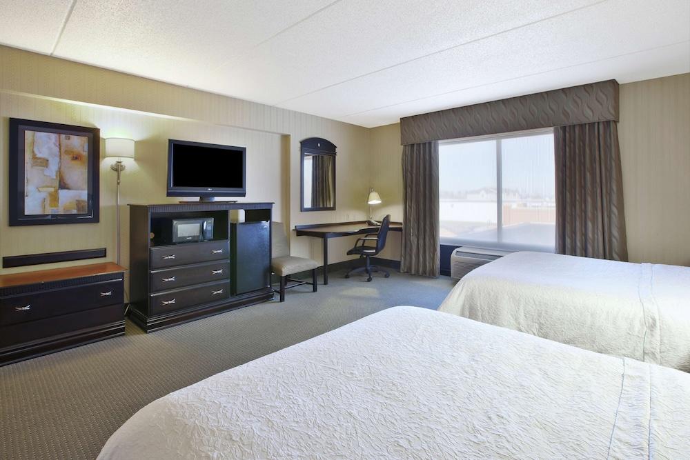 Hampton Inn & Suites Платтсбург Экстерьер фото