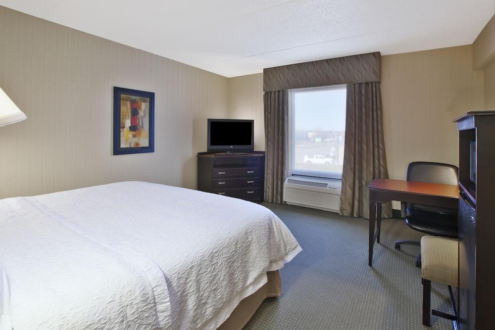 Hampton Inn & Suites Платтсбург Экстерьер фото