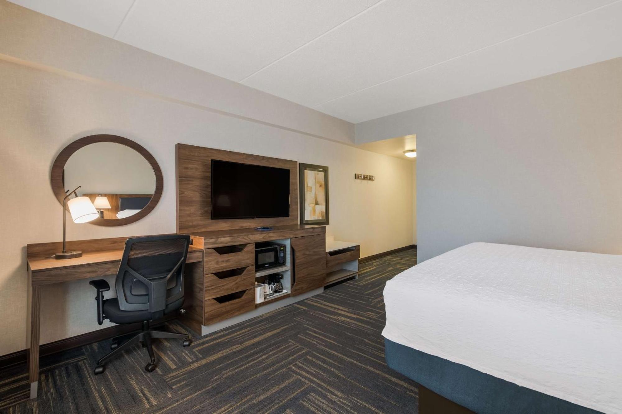 Hampton Inn & Suites Платтсбург Экстерьер фото