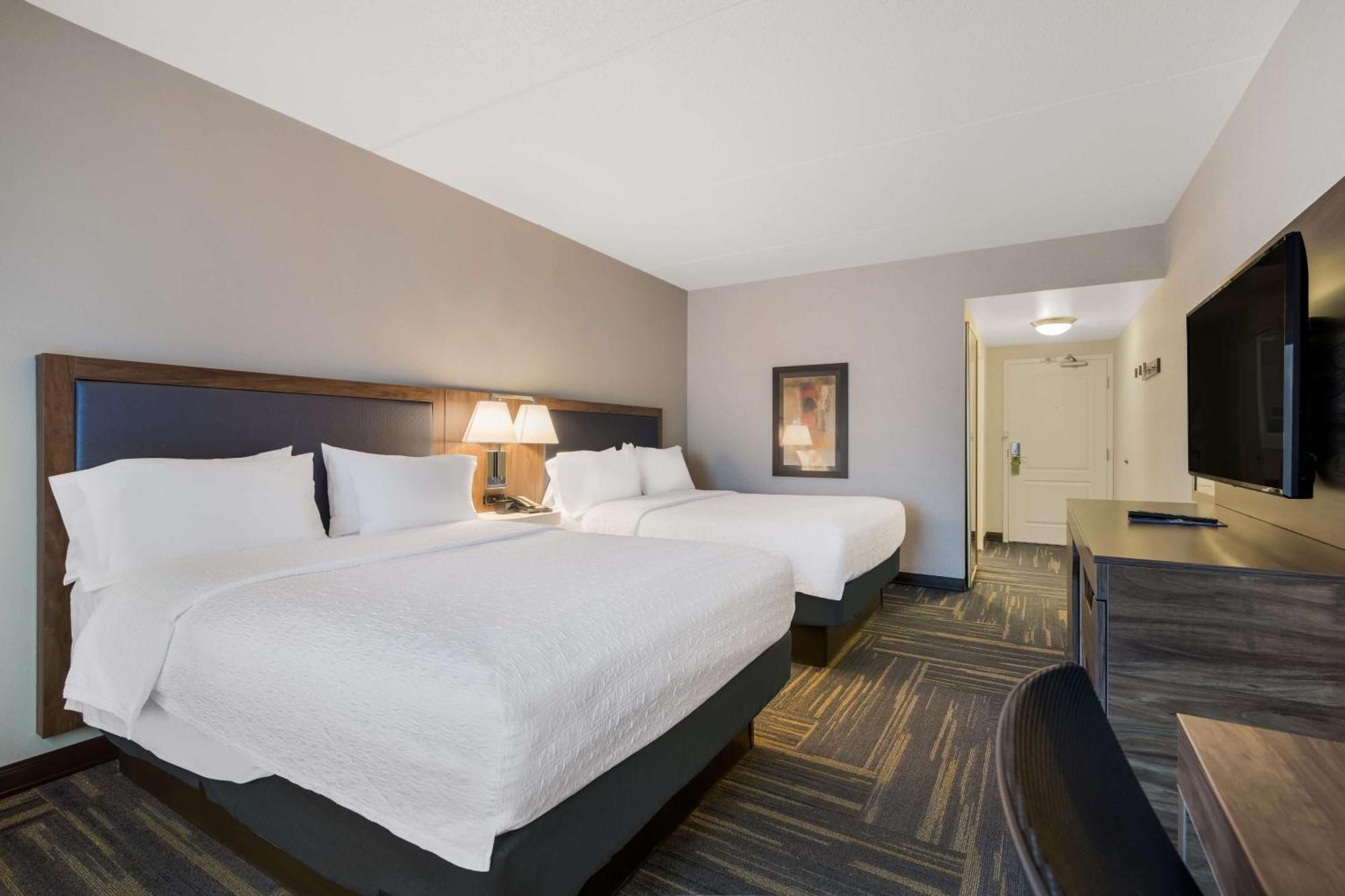 Hampton Inn & Suites Платтсбург Экстерьер фото