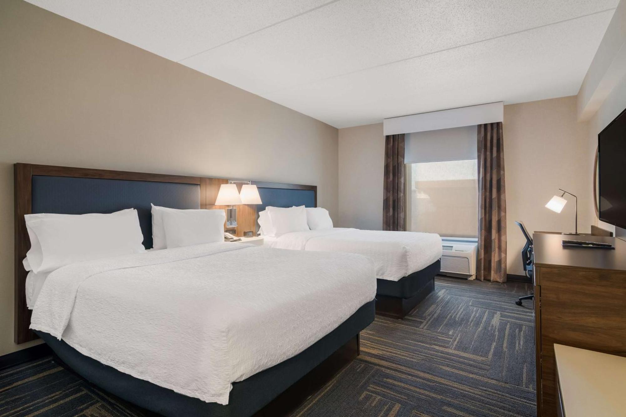 Hampton Inn & Suites Платтсбург Экстерьер фото