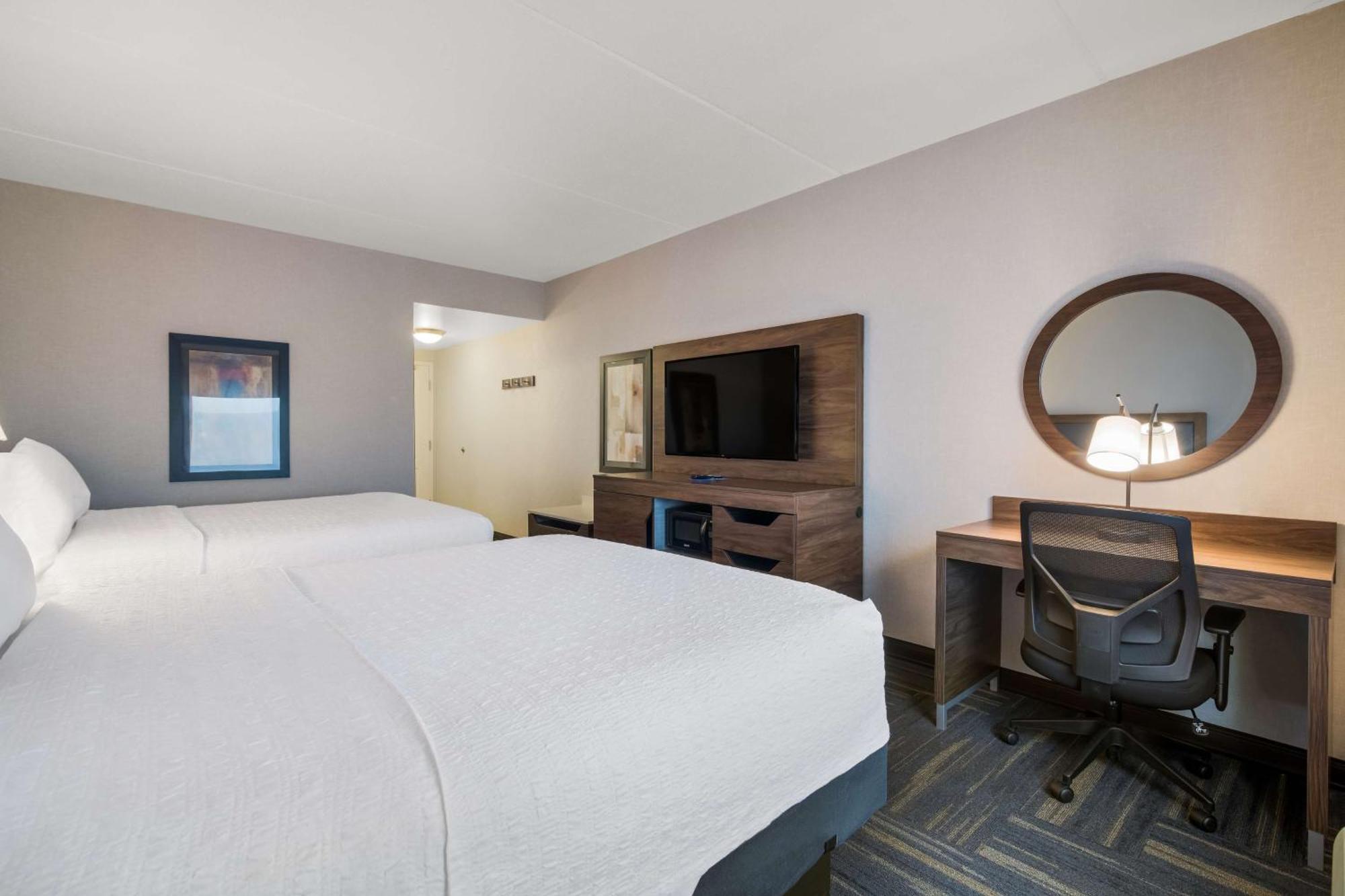 Hampton Inn & Suites Платтсбург Экстерьер фото