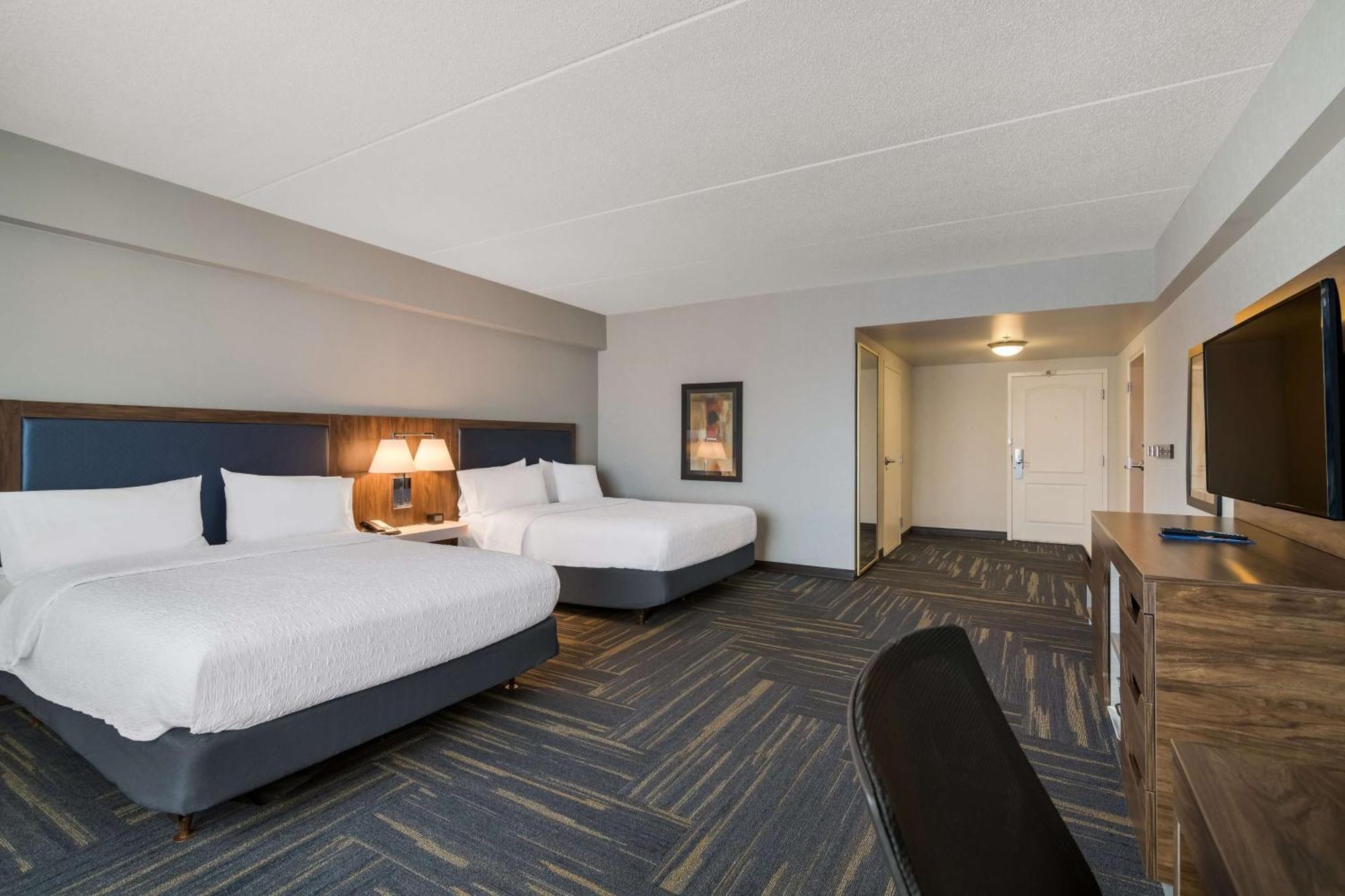 Hampton Inn & Suites Платтсбург Экстерьер фото