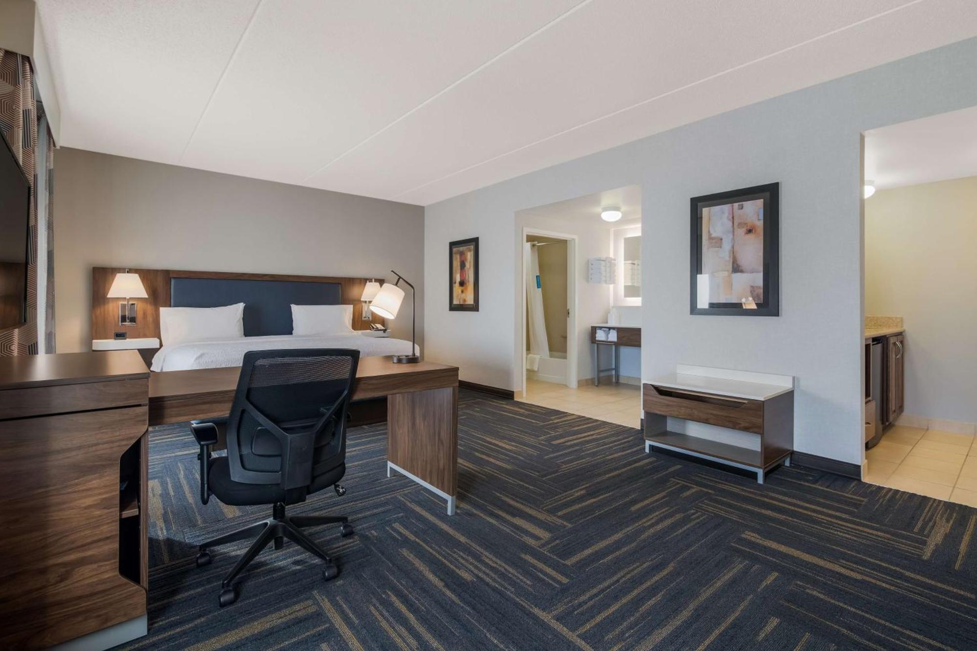 Hampton Inn & Suites Платтсбург Экстерьер фото