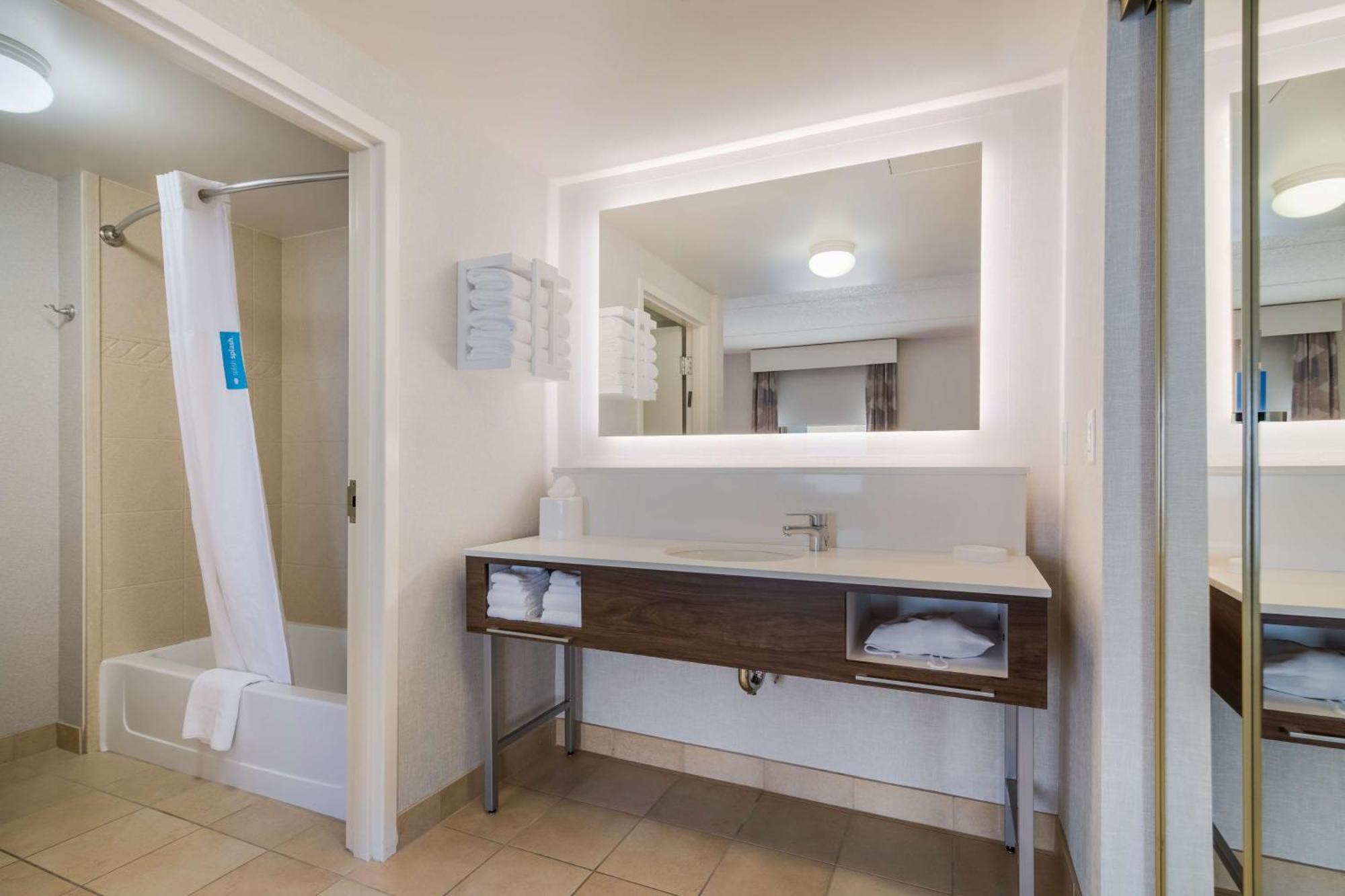 Hampton Inn & Suites Платтсбург Экстерьер фото