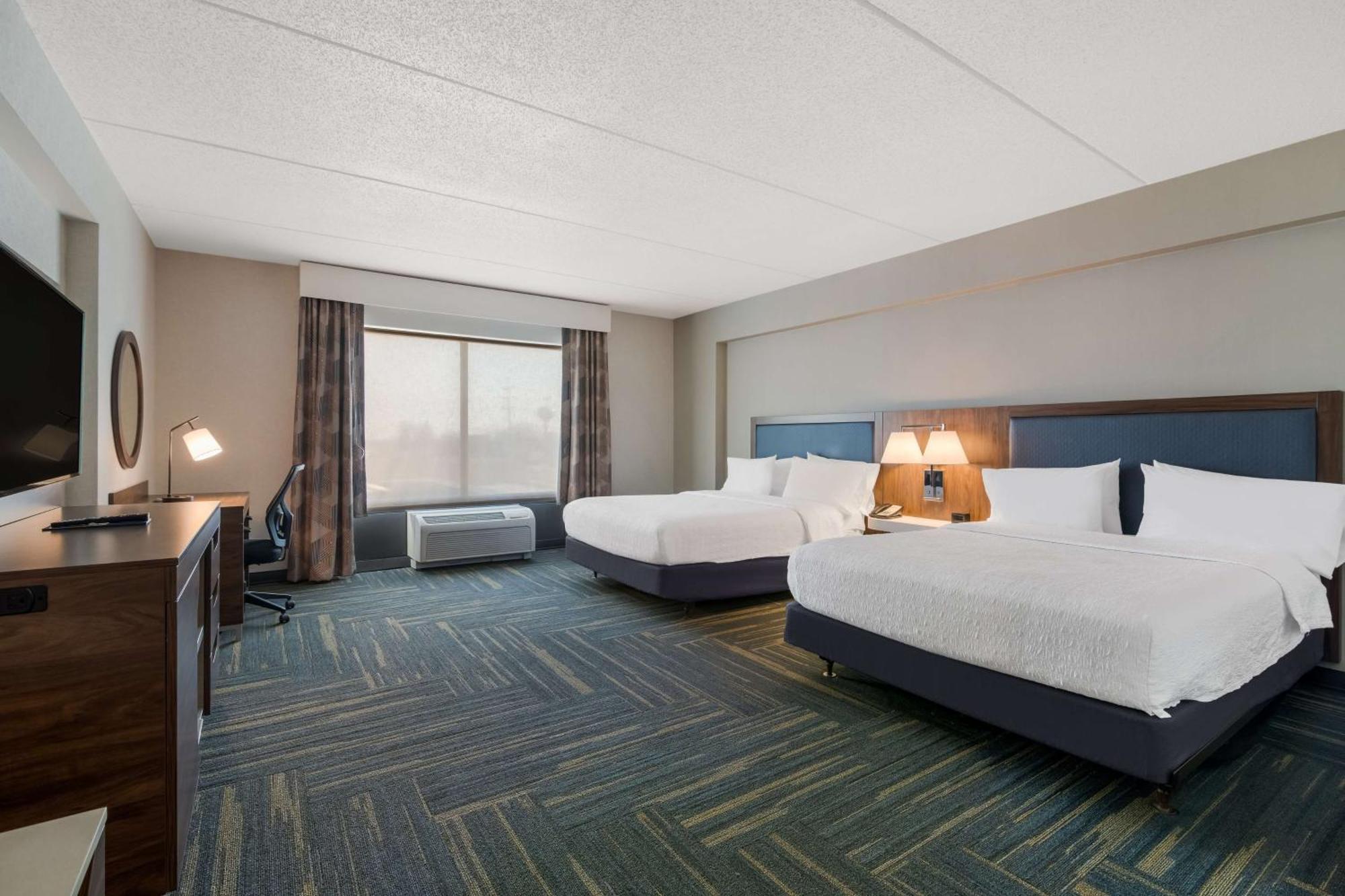 Hampton Inn & Suites Платтсбург Экстерьер фото