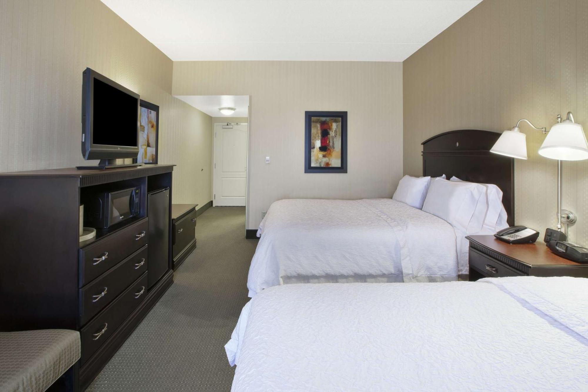 Hampton Inn & Suites Платтсбург Экстерьер фото