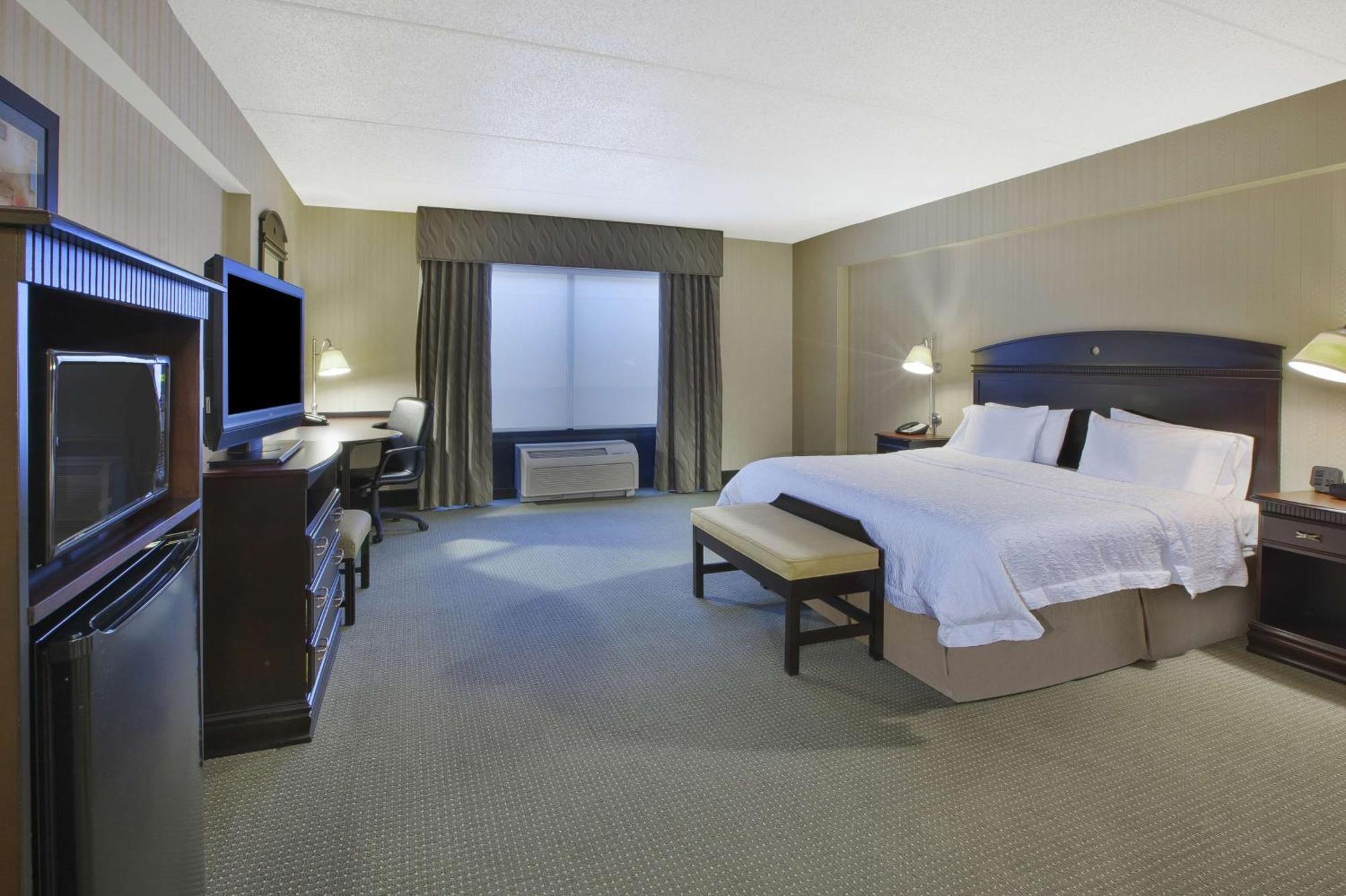 Hampton Inn & Suites Платтсбург Экстерьер фото