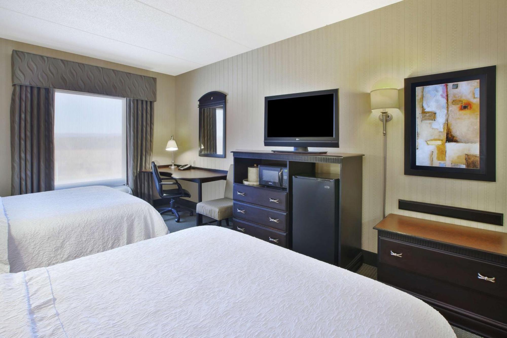 Hampton Inn & Suites Платтсбург Экстерьер фото