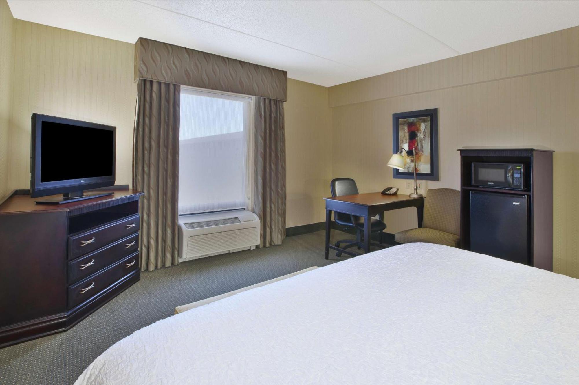 Hampton Inn & Suites Платтсбург Экстерьер фото