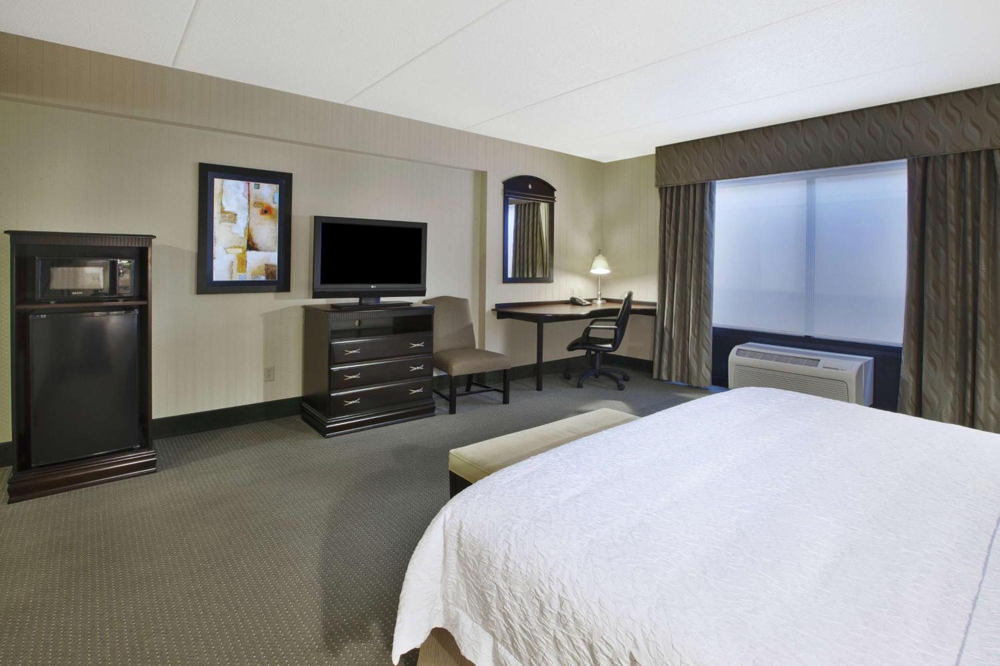 Hampton Inn & Suites Платтсбург Экстерьер фото