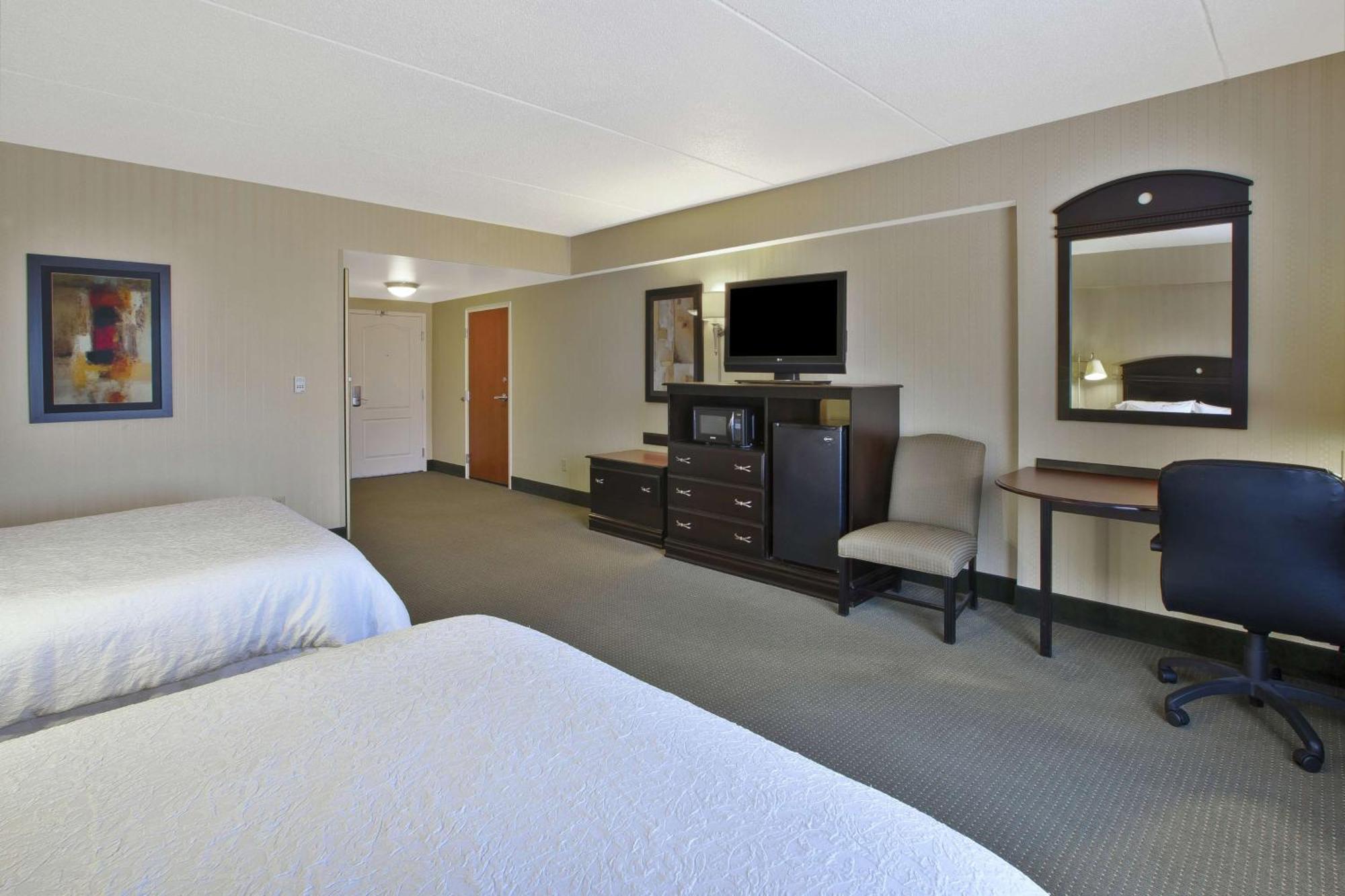 Hampton Inn & Suites Платтсбург Экстерьер фото