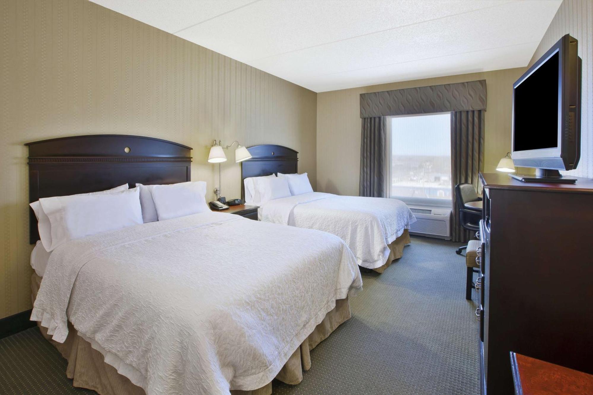 Hampton Inn & Suites Платтсбург Экстерьер фото