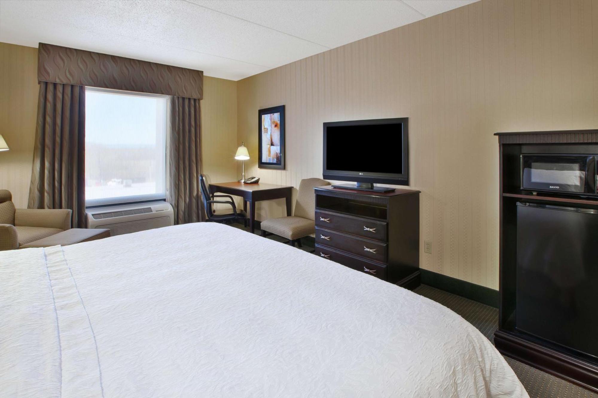 Hampton Inn & Suites Платтсбург Экстерьер фото
