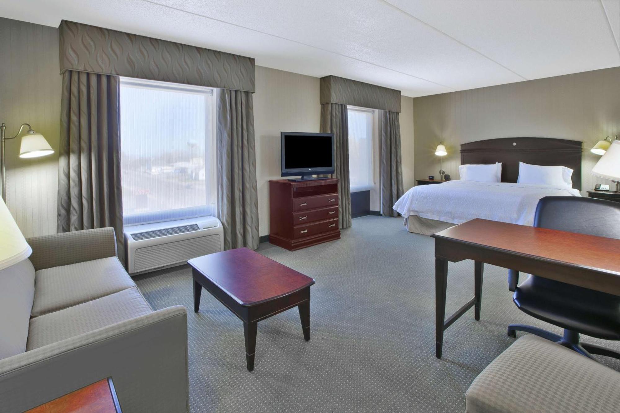 Hampton Inn & Suites Платтсбург Экстерьер фото