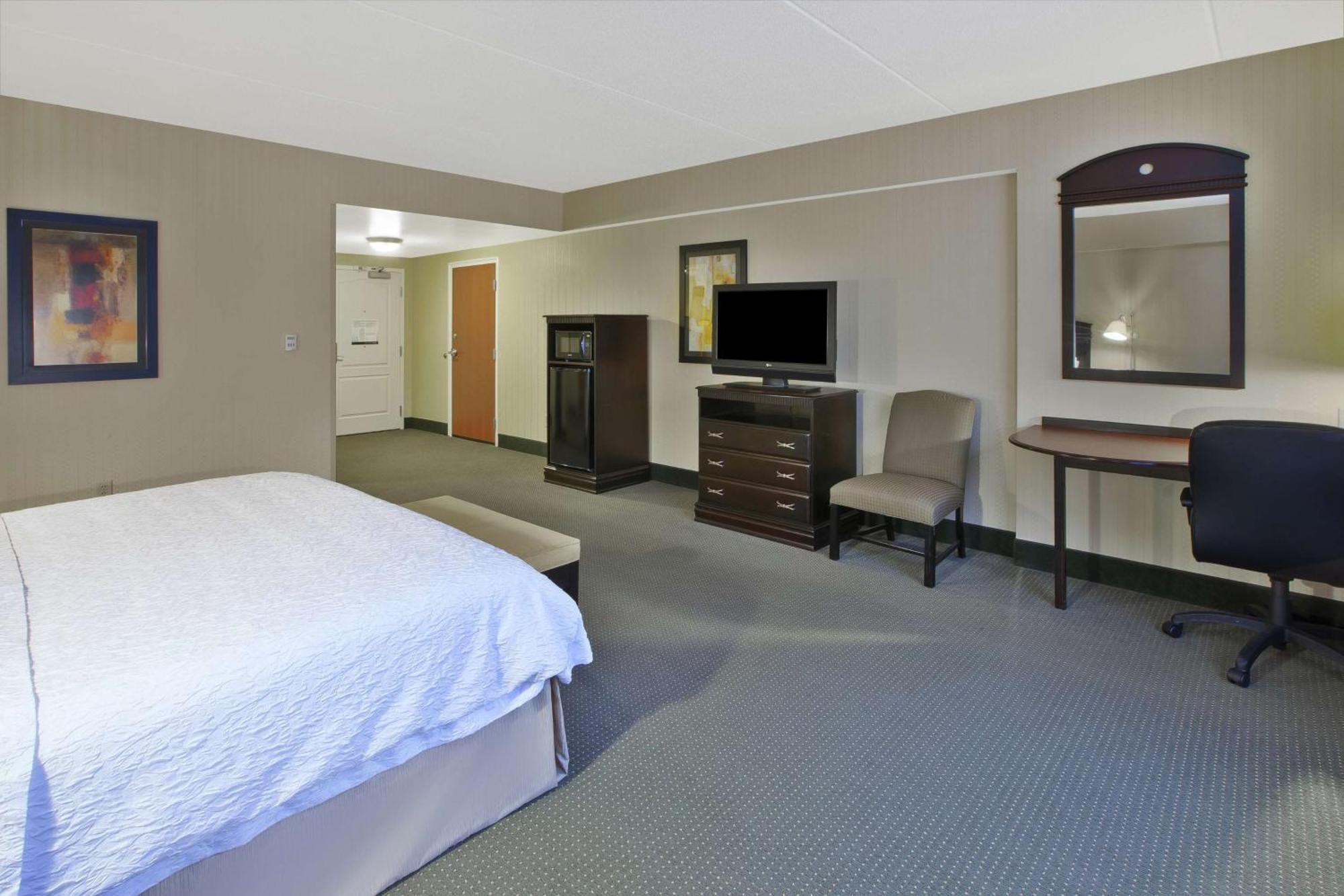 Hampton Inn & Suites Платтсбург Экстерьер фото