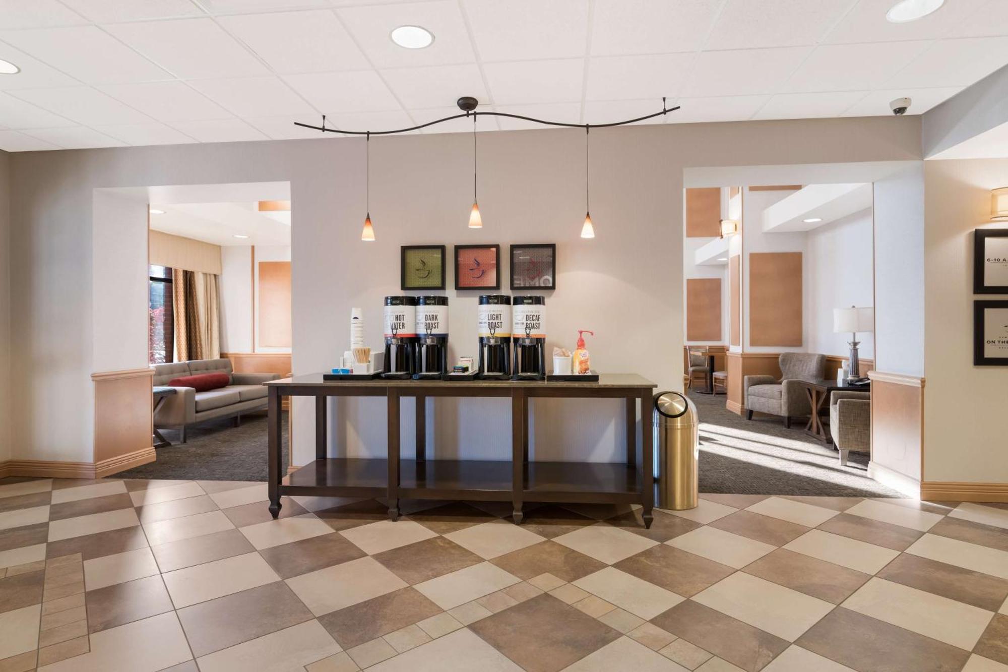 Hampton Inn & Suites Платтсбург Экстерьер фото