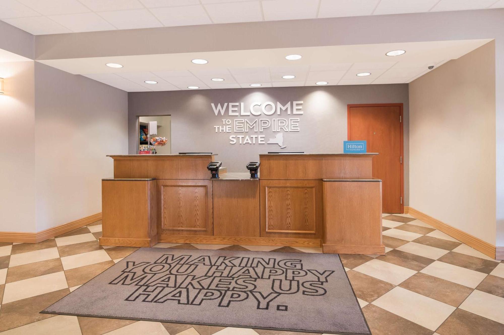 Hampton Inn & Suites Платтсбург Экстерьер фото